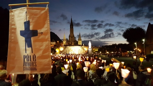 Pele-Lourdes-2017_7b_Procession-aux-flambeaux-465145304.jpg