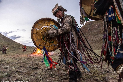 1410419346221_wps_5_Shamans_Siberia_18_must_c-3234172834.jpg