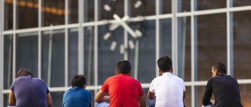 migranten-sitzen-auf-der-bahnhofstreppe-am-koelner-hauptbahnhof-koeln-24-07-2018--migrants-sit-on-257471075.jpeg