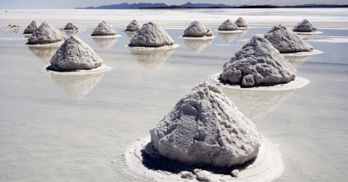 Piles_of_Salt_Salar_de_Uyuni_Bolivia_Luca_Galuzzi_2006.jpg