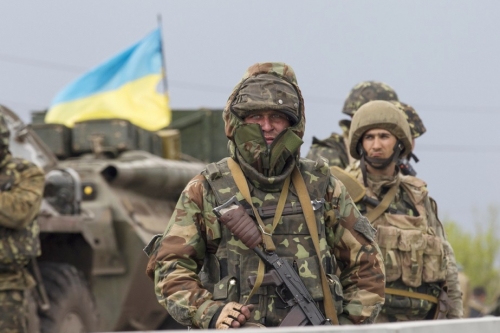 848702-soldats-ukrainiens-montent-garde-point.jpg