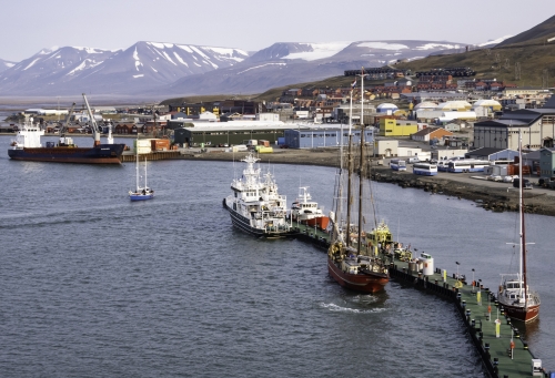 the-harbor-and-pier-of-longyearbyen-svalbard-a-small-coal-mining-town-in-the-center-of-spitsbergen-island-e28093-on-the-adventfjorden-advent-fjord-off-isfjorden-located-at-latitude.jpg